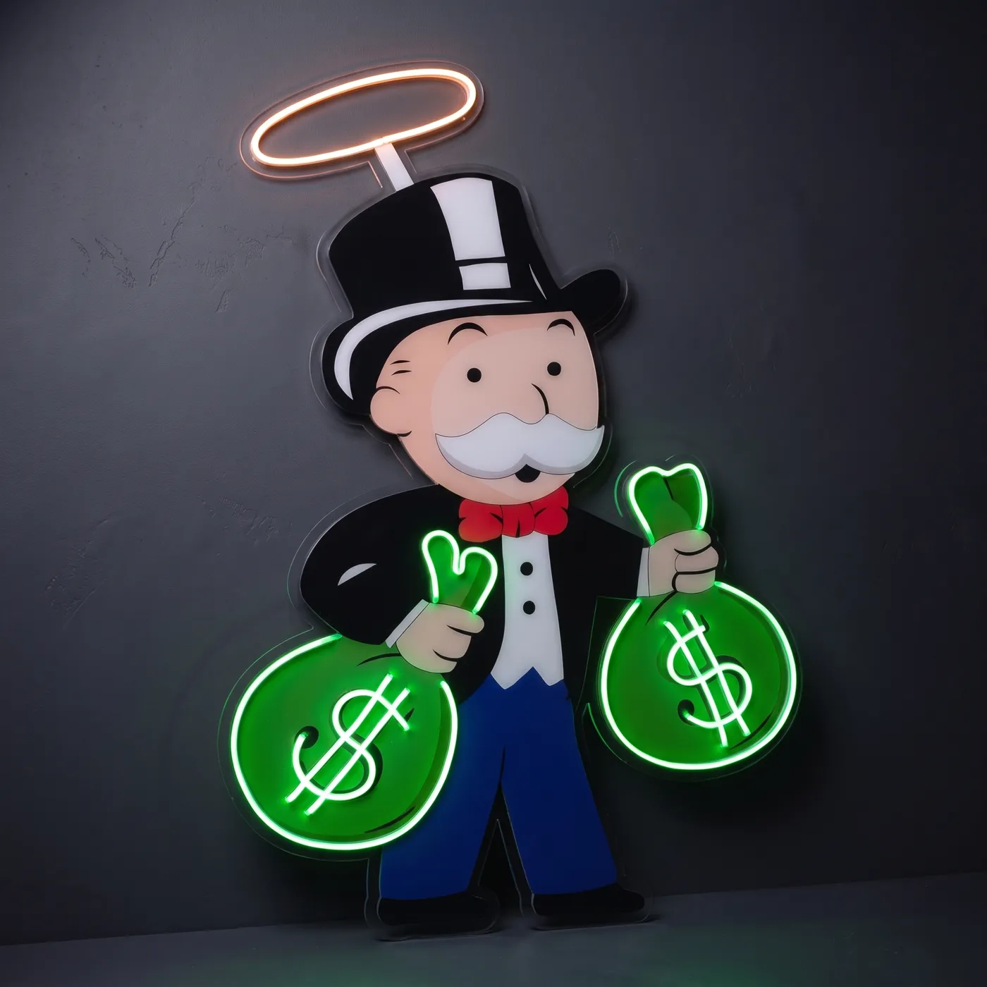 Letrero Money Person de acrílico con luz neón: personaje con sombrero de copa y dos bolsas de dinero verdes iluminadas, montado en la pared